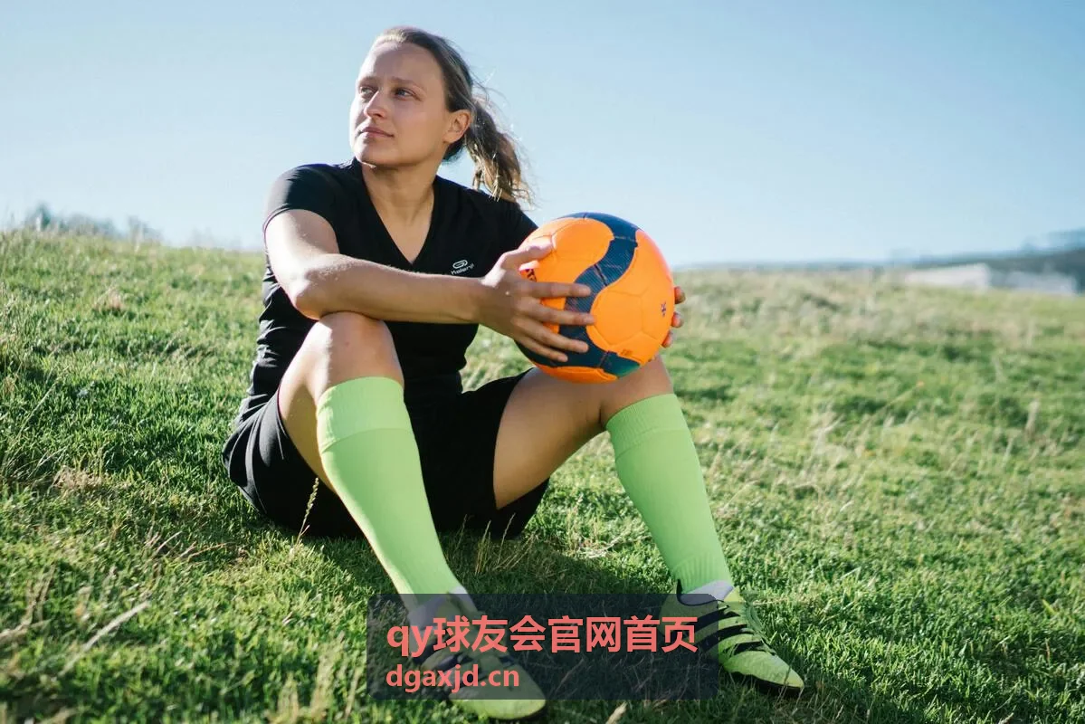 网球新手在球场练习